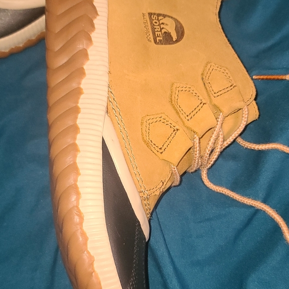 Sorel Boots - Picture 6 of 16